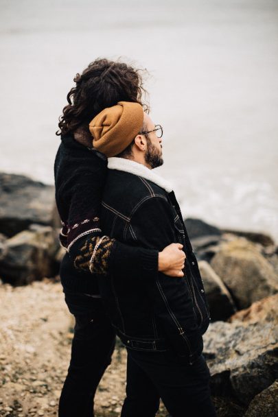 Une séance engagement sur la plage en hiver - Photos : Nicolas Bellon - Blog mariage : La mariée aux pieds nus