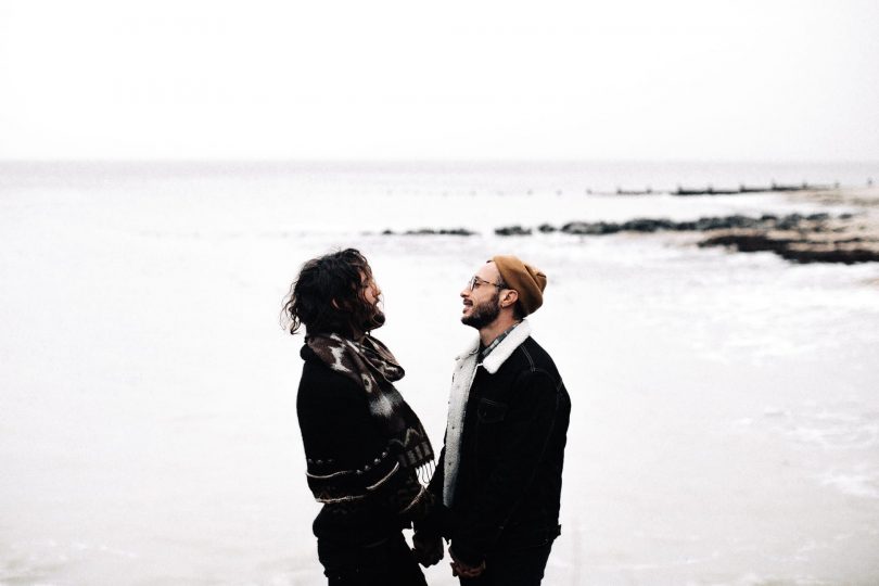 Une séance engagement sur la plage en hiver - Photos : Nicolas Bellon - Blog mariage : La mariée aux pieds nus