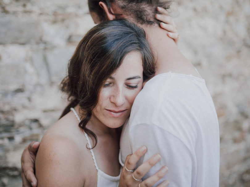 Une séance engagement à Porquerolles - Histoires et détails - Ateliers Nessa Buonomo - La mariée aux pieds nus - Photos : Capyture