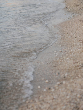 Une séance engagement à Porquerolles - Histoires et détails - Ateliers Nessa Buonomo - La mariée aux pieds nus - Photos : Capyture