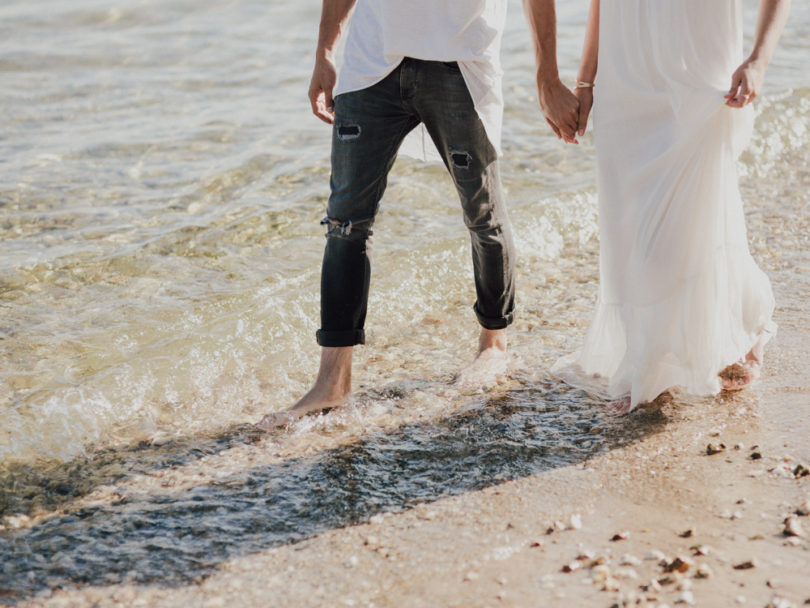 Une séance engagement à Porquerolles - Histoires et détails - Ateliers Nessa Buonomo - La mariée aux pieds nus - Photos : Capyture