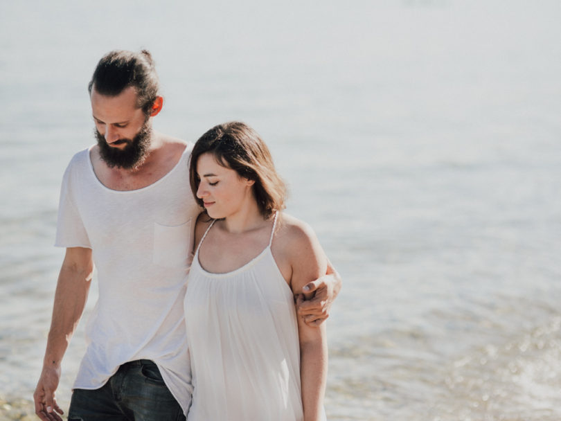 Une séance engagement à Porquerolles - Histoires et détails - Ateliers Nessa Buonomo - La mariée aux pieds nus - Photos : Capyture