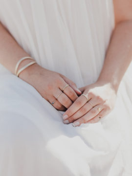 Une séance engagement à Porquerolles - Histoires et détails - Ateliers Nessa Buonomo - La mariée aux pieds nus - Photos : Capyture