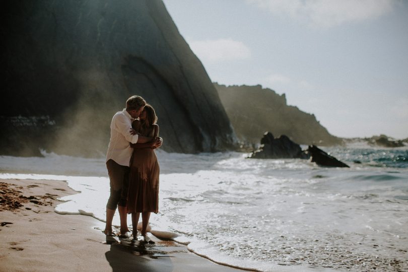 Une séance engagement sur une plage du Portugal - Photos : Pinewood Weddings - Blog mariage : La mariée aux pies nus