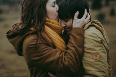 Une séance engagement nature façon roadtrip en Lozere - A découvrir sur le blog mariage www.lamarieeauxpiedsnus.com - Photos et video : SoulPics