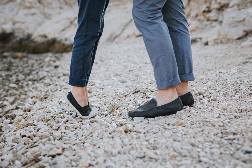 Une séance engagement sur un voilier - Photos : Neupap Photography - Blog mariage : La mariée aux pieds nus