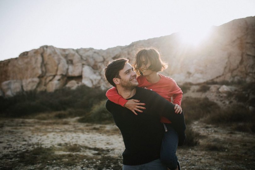 Une séance engagement sur un voilier - Photos : Neupap Photography - Blog mariage : La mariée aux pieds nus