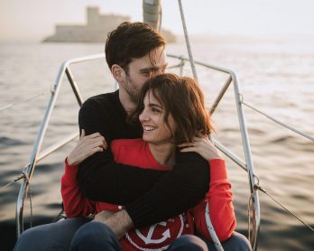 Une séance engagement sur un voilier - Photos : Neupap Photography - Blog mariage : La mariée aux pieds nus