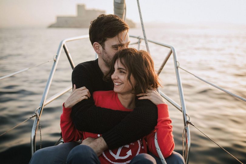 Une séance engagement sur un voilier - Photos : Neupap Photography - Blog mariage : La mariée aux pieds nus