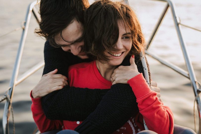 Une séance engagement sur un voilier - Photos : Neupap Photography - Blog mariage : La mariée aux pieds nus