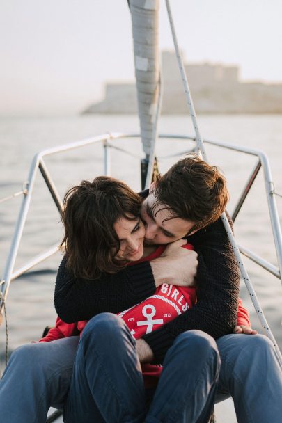 Une séance engagement sur un voilier - Photos : Neupap Photography - Blog mariage : La mariée aux pieds nus