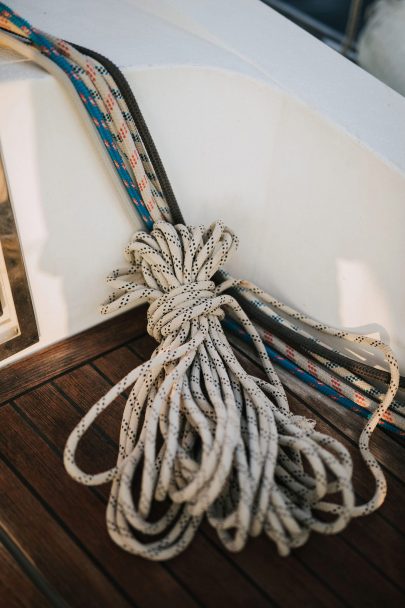 Une séance engagement sur un voilier - Photos : Neupap Photography - Blog mariage : La mariée aux pieds nus