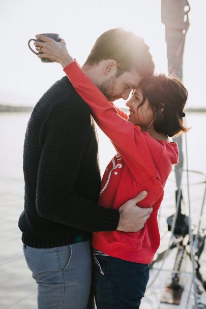 Une séance engagement sur un voilier - Photos : Neupap Photography - Blog mariage : La mariée aux pieds nus