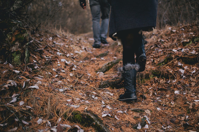 Une séance engagement dans les Alpes - A découvrir sur www.lamarieeauxpiedsnus.com - Photos : NeuPap Photography