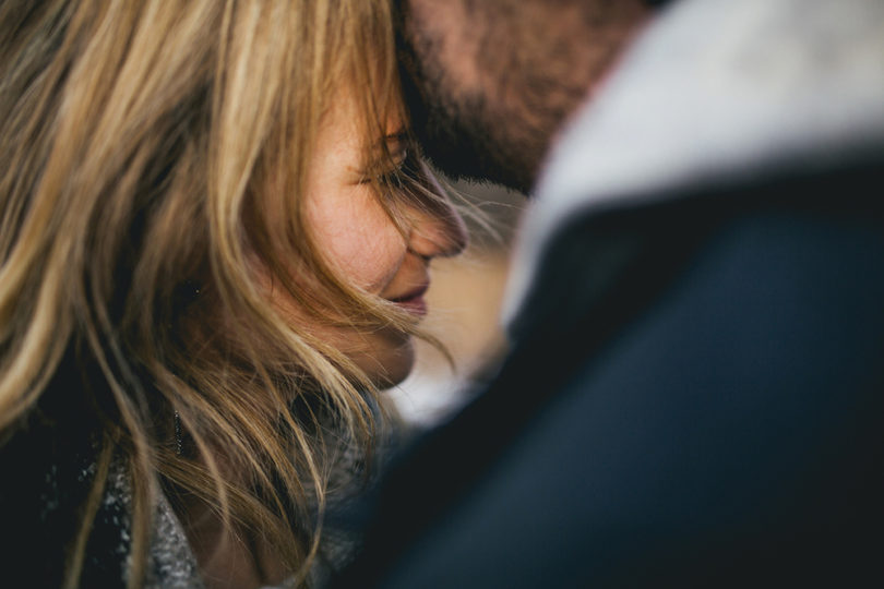 Une séance engagement dans les Alpes - A découvrir sur www.lamarieeauxpiedsnus.com - Photos : NeuPap Photography