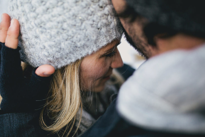 Une séance engagement dans les Alpes - A découvrir sur www.lamarieeauxpiedsnus.com - Photos : NeuPap Photography