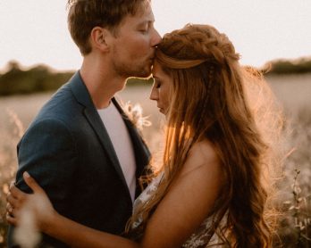 Des Cierges Magiques Au Mariage Des Jeunes Mariés Entre Les Mains D'invités  Joyeux