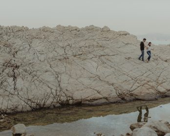 Atelier Histoires et détails - Une séance engagement au bord de la mer au petit matin - Photos : Capyture - Blog mariage : La mariée aux pieds nus