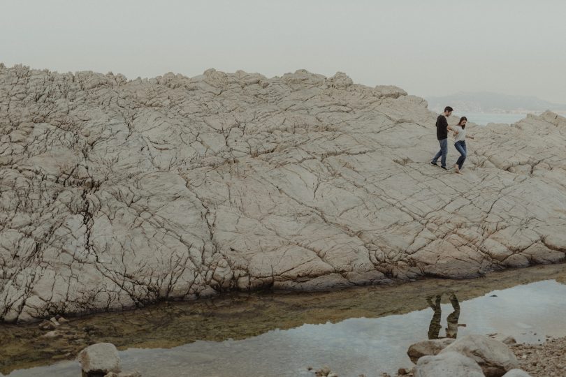 Atelier Histoires et détails - Une séance engagement au bord de la mer au petit matin - Photos : Capyture - Blog mariage : La mariée aux pieds nus