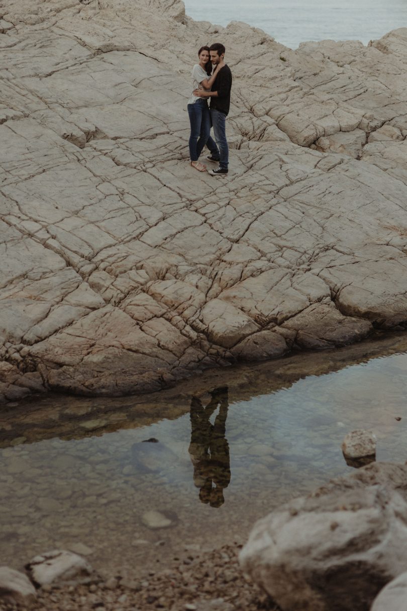 Atelier Histoires et détails - Une séance engagement au bord de la mer au petit matin - Photos : Capyture - Blog mariage : La mariée aux pieds nus