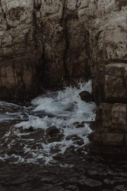 Atelier Histoires et détails - Une séance engagement au bord de la mer au petit matin - Photos : Capyture - Blog mariage : La mariée aux pieds nus