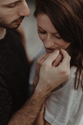 Atelier Histoires et détails - Une séance engagement au bord de la mer au petit matin - Photos : Capyture - Blog mariage : La mariée aux pieds nus