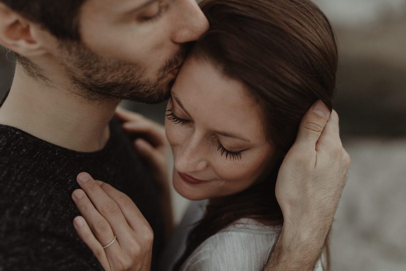 Atelier Histoires et détails - Une séance engagement au bord de la mer au petit matin - Photos : Capyture - Blog mariage : La mariée aux pieds nus