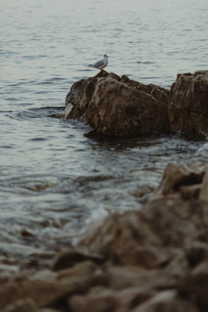 Atelier Histoires et détails - Une séance engagement au bord de la mer au petit matin - Photos : Capyture - Blog mariage : La mariée aux pieds nus