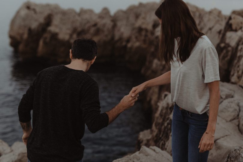 Atelier Histoires et détails - Une séance engagement au bord de la mer au petit matin - Photos : Capyture - Blog mariage : La mariée aux pieds nus