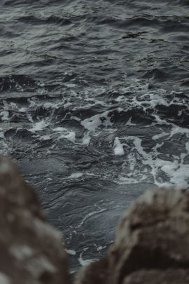 Atelier Histoires et détails - Une séance engagement au bord de la mer au petit matin - Photos : Capyture - Blog mariage : La mariée aux pieds nus