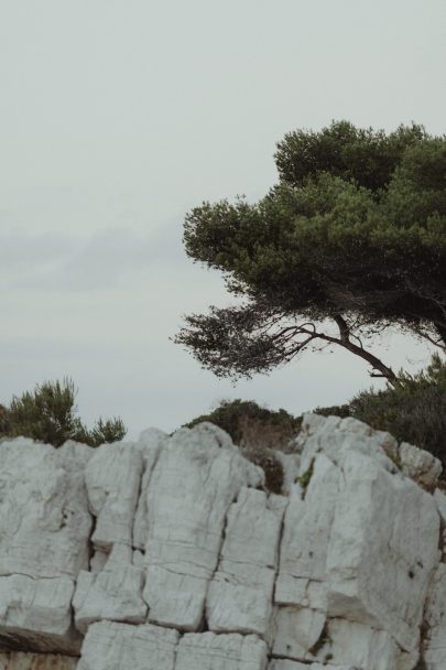 Atelier Histoires et détails - Une séance engagement au bord de la mer au petit matin - Photos : Capyture - Blog mariage : La mariée aux pieds nus