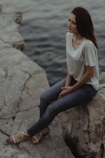 Atelier Histoires et détails - Une séance engagement au bord de la mer au petit matin - Photos : Capyture - Blog mariage : La mariée aux pieds nus