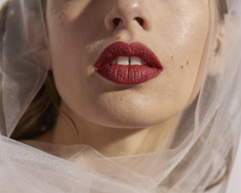 Tendance beauté : La bouche rouge pour la mariée - Blog mariage : La mariée aux pieds nus