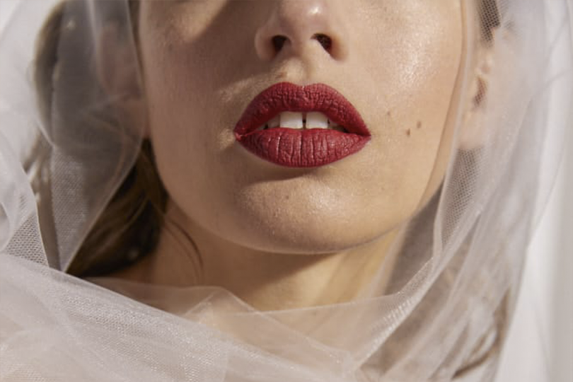 Tendance beauté : La bouche rouge pour la mariée - Blog mariage : La mariée aux pieds nus