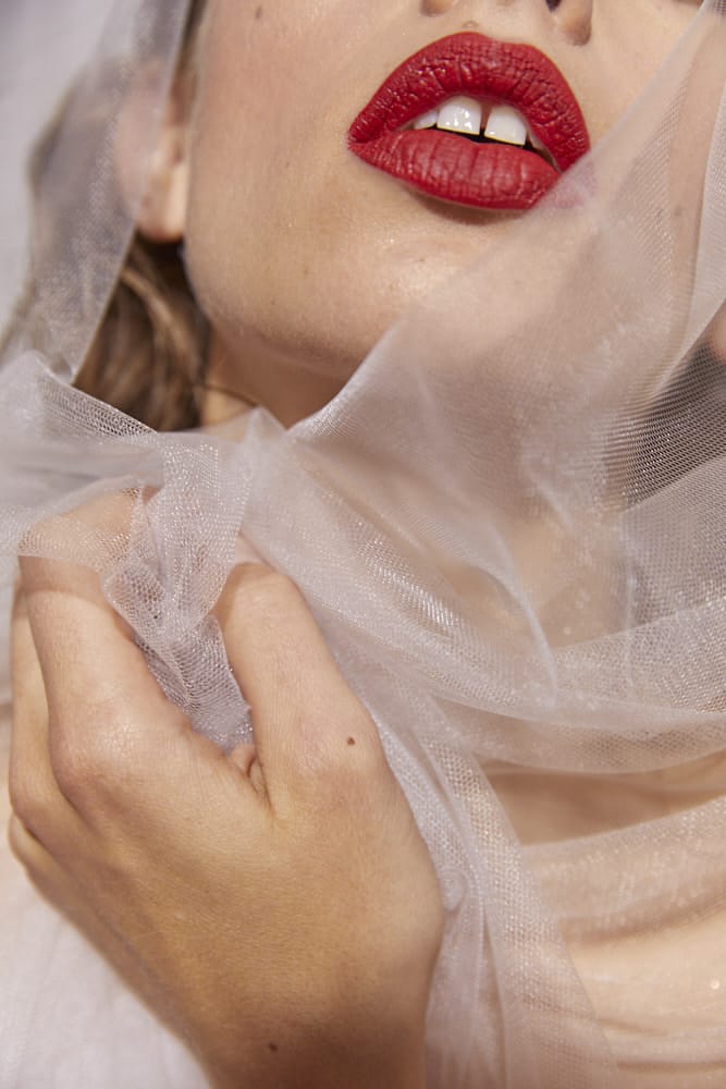 Tendance beauté : La bouche rouge mat pour la mariée - Blog mariage : La mariée aux pieds nus
