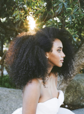 10 idées de coiffures de mariée naturelles à découvrir sur le blog mariage La mariée aux pieds nus - Photo : Withney Heard