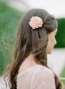 10 idées de coiffures de mariée naturelles à découvrir sur le blog mariage La mariée aux pieds nus - Photo :Rebecca Yale Photography