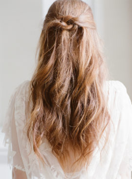 10 idées de coiffures de mariée naturelles à découvrir sur le blog mariage La mariée aux pieds nus - Photo : Taylor & Porter