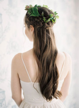 10 idées de coiffures de mariée naturelles à découvrir sur le blog mariage La mariée aux pieds nus - Photo : Jen Huang