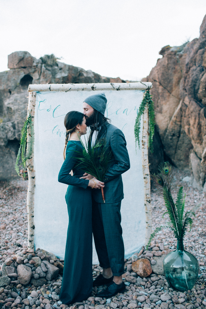 Ingrid Lepan - Un mariage en cuivre ocre et emeraude sur la plage - La mariee aux pieds nus