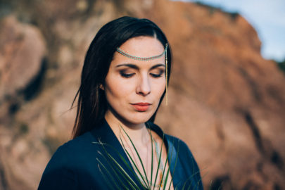 Ingrid Lepan - Un mariage en cuivre ocre et emeraude sur la plage - La mariee aux pieds nus