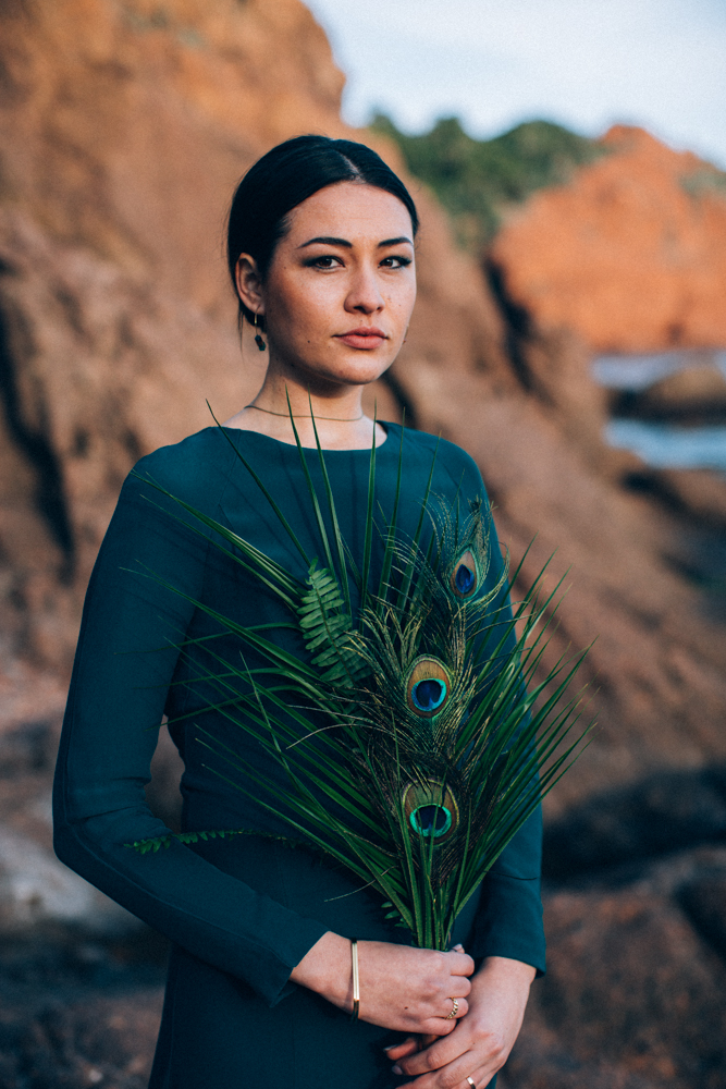 Ingrid Lepan - Un mariage en cuivre ocre et emeraude sur la plage - La mariee aux pieds nus