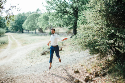 La mariée aux pieds nus - Un mariage simple et champêtre dans le Var - Photos : Karimage