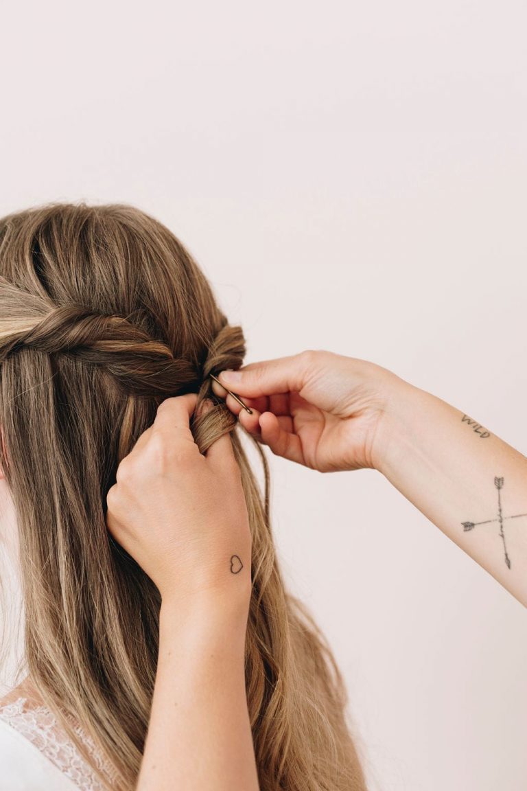 Coiffure de mariée  Une demiqueue torsadée  la mariee aux pieds nus