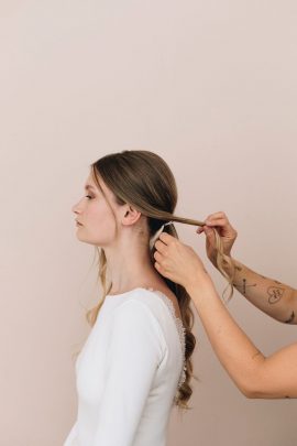 Coiffure de mariée : Une queue de cheval revisitée - Blog mariage : La mariée aux pieds nus - Photos : Aude Lemaitre - HMUA : Billy and Clyde