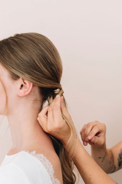 Coiffure de mariée : Une queue de cheval revisitée - Blog mariage : La mariée aux pieds nus - Photos : Aude Lemaitre - HMUA : Billy and Clyde