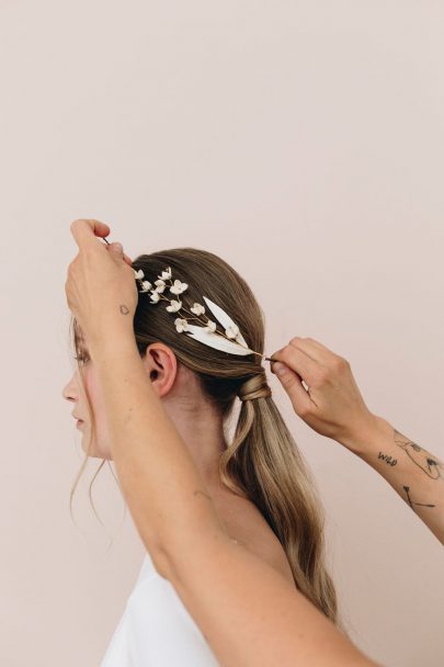 Coiffure de mariée : Une queue de cheval revisitée - Blog mariage : La mariée aux pieds nus - Photos : Aude Lemaitre - HMUA : Billy and Clyde