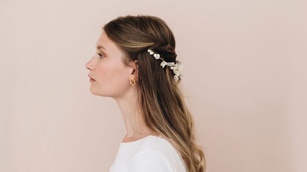 Coiffure de mariée : Une demi-queue torsadée - Blog mariage : La mariée aux pieds nus - Photos : Aude Lemaitre - HMUA : Billy and Clyde