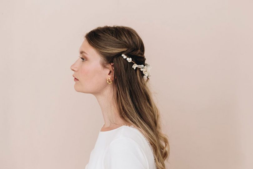 Coiffure de mariée : Une demi-queue torsadée - Blog mariage : La mariée aux pieds nus - Photos : Aude Lemaitre - HMUA : Billy and Clyde