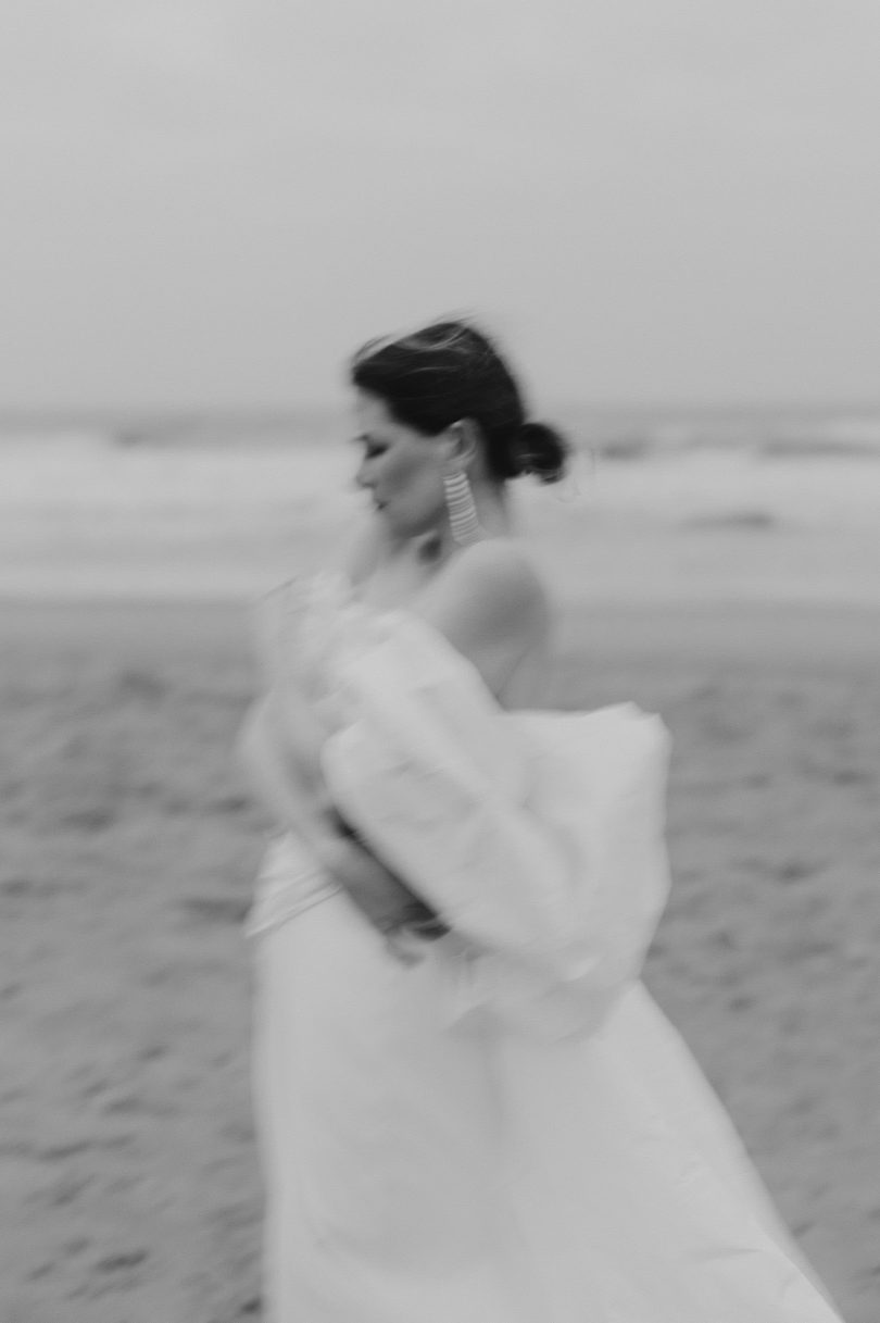 Un mariage simple et élégant sur une plage - Photos : Fanni Hermàn - Blog mariage : La mariée aux pieds nus